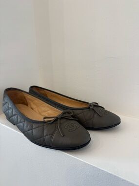 CHANEL Quilted Leather Ballet Flats in Charcoal Gray